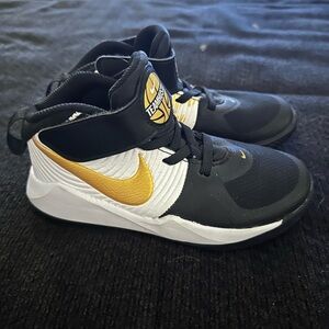 Nike team hustle black white metallic gold